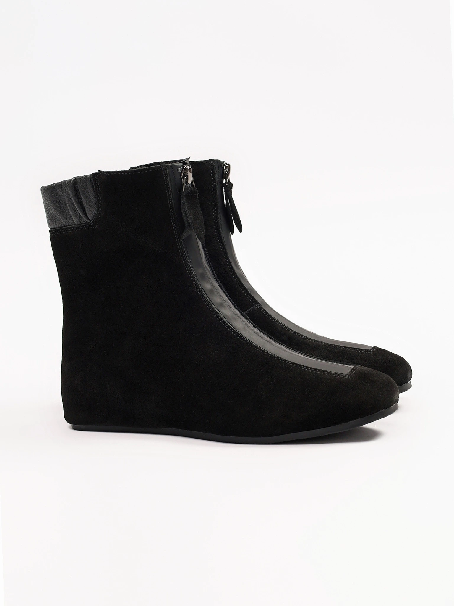 Ботинки черного цвета с декоративным замком спереди из натуральной замши